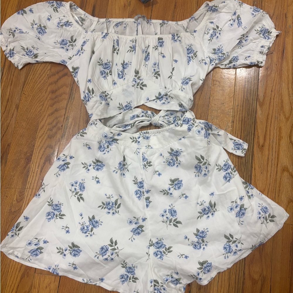Hollister White Two-Piece Floral Shorts Set with Blue Roses